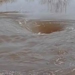  Видео: Мистериозен вртолог среде река – голта се околу себе