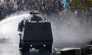 mvr-kupuva-vozila-so-vodeni-topovi-za-rasteruvanje-na-demonstranti