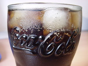 300px-Coca-Cola_Glas_mit_Eis