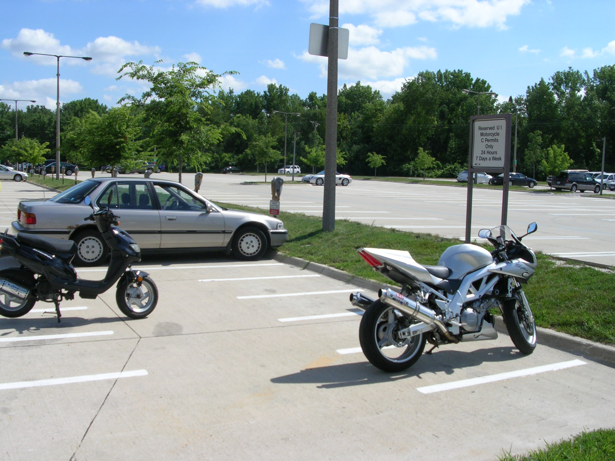 Можно ли парковать мотоцикл. Стоянка мотоциклов. Парковка для мотоцикла. Припаркованный мотоцикл. Мотоцикл в паркинге.