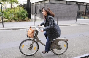 Sesila-Diflo-francuska-ministarka-teritorijalne-jednostakosti-i-stanogradnje-na-službenom-biciklu