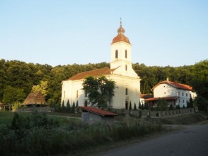 Žabare-Crkva-svete-Petke-i-parohijski-dom-u-Četerezu
