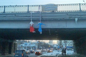 Obešen-Deda-Mraz-u-Kijevu