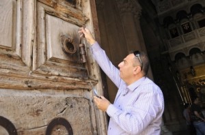 Adeeb-Joudeh-with-the-Key-of-the-Church-of-the-Holy-Sepulchre-1-629x417