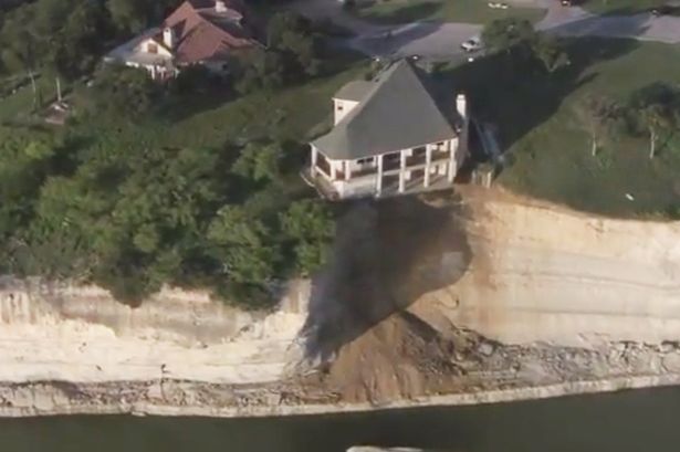 Luxury-Texas-home-dangles-over-a-cliff