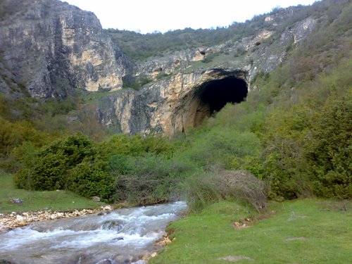 Fontes_of_Peshna_Cave1_Panoramio