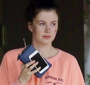 29B759AB00000578-3128678-Ireland_Baldwin_is_seen_looking_severely_battered_and_bruised_as-a-8_1434590683086