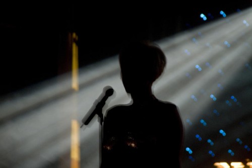 female-singer-and-microphone-todd-gipstein_thumb_medium500_334