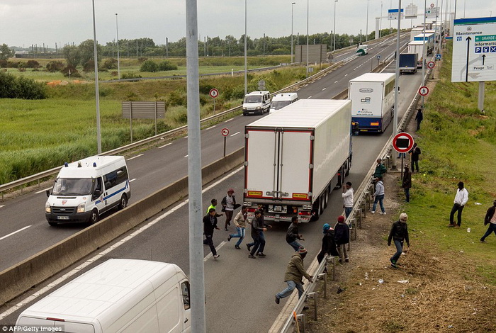 kamioni-migranti-vozaci-calais-francija-06
