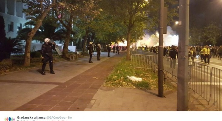 suzavac-policija-podgorica-protesti-protiv-milo-dukanovic-crna-gora-foto-1445718055-769505-735x400
