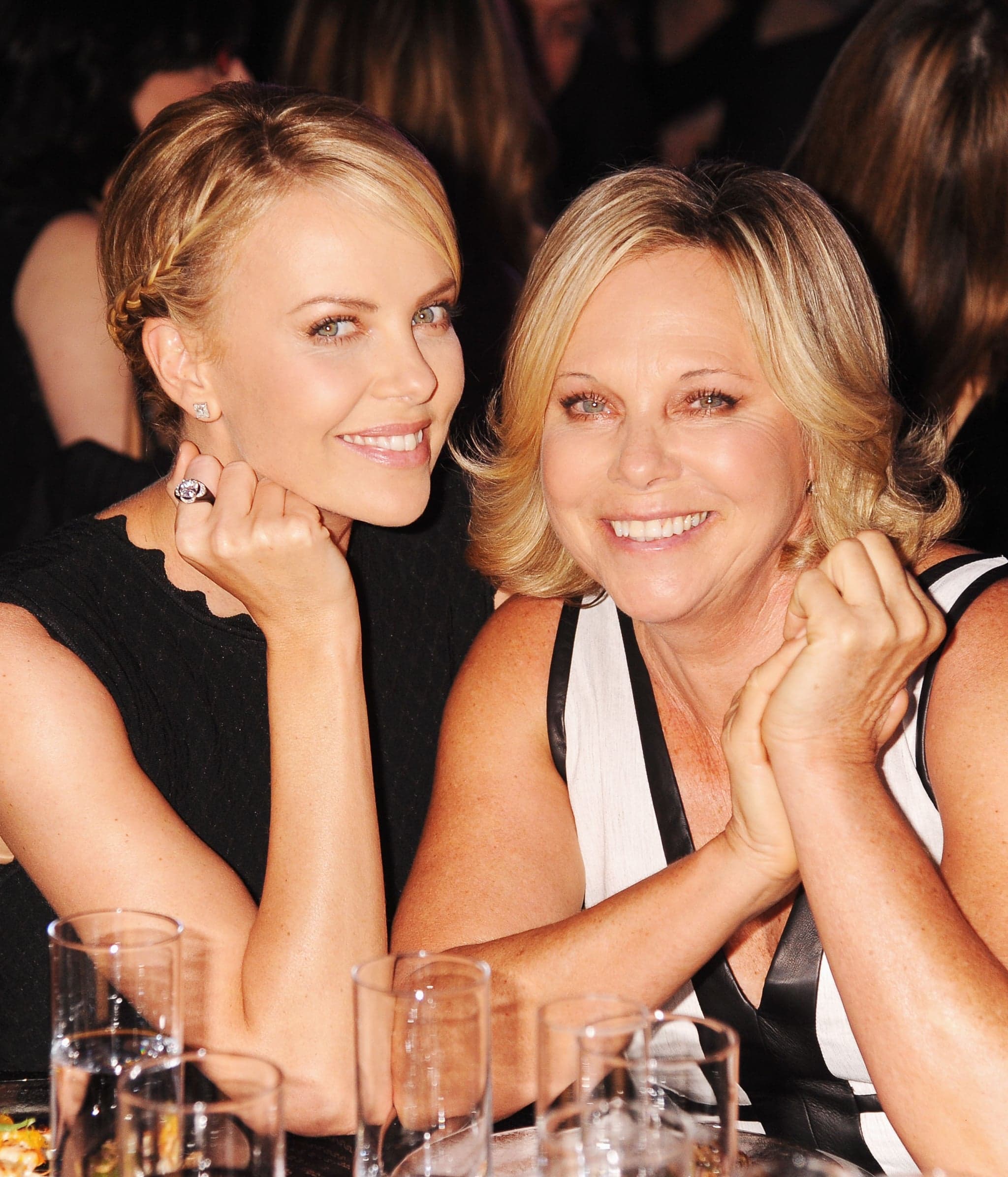 charlize-theron-has-mother-daughter-moment-her-mom-gerda