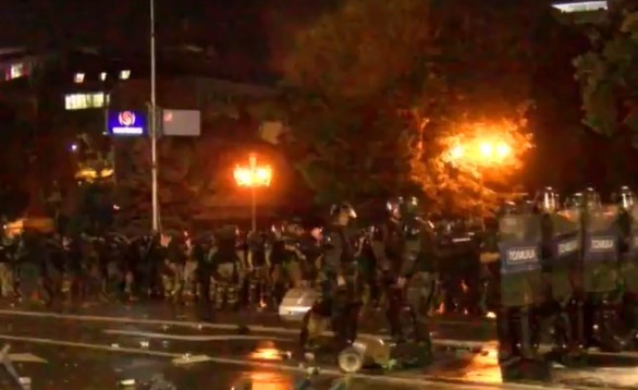 Повредени полицајци, уапсени демостранти – тензии на протестот пред Собранието